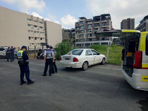 汽車緩慢滑行至路旁護欄停止 男子陳屍車內　死者身上查獲一支電子煙1